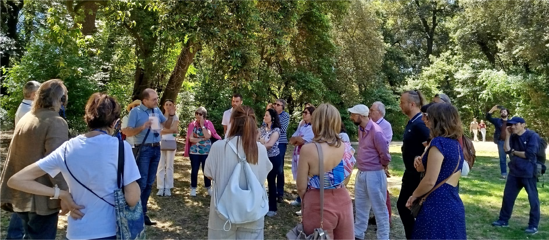 Gruppo di persone durante una visita guidata nel verde